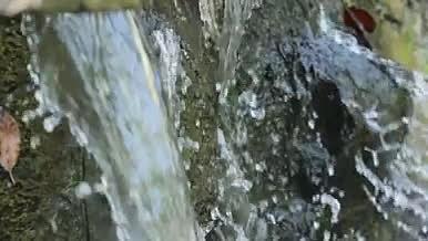 1080升格流水溅起水花空镜实拍视频的预览图